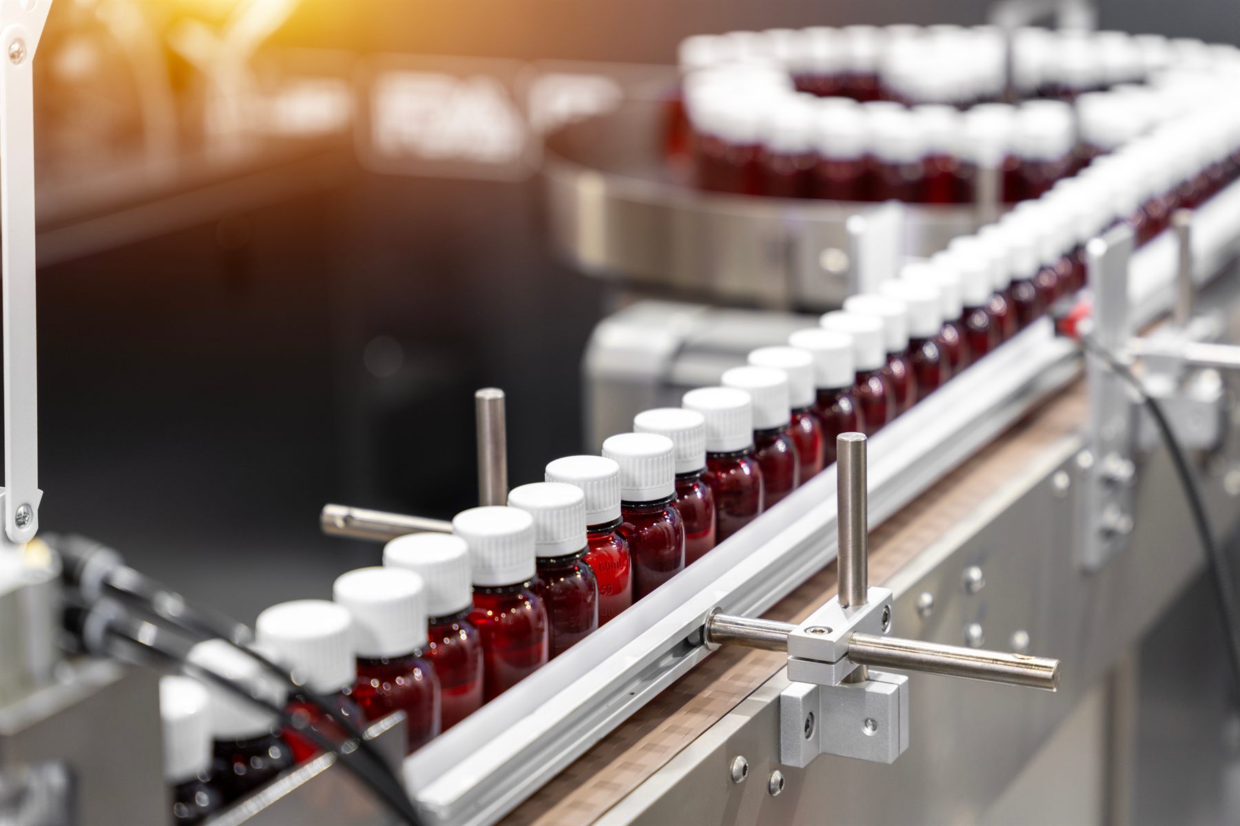 Abfülllinie mit Flaschen in der Fillix-Produktion