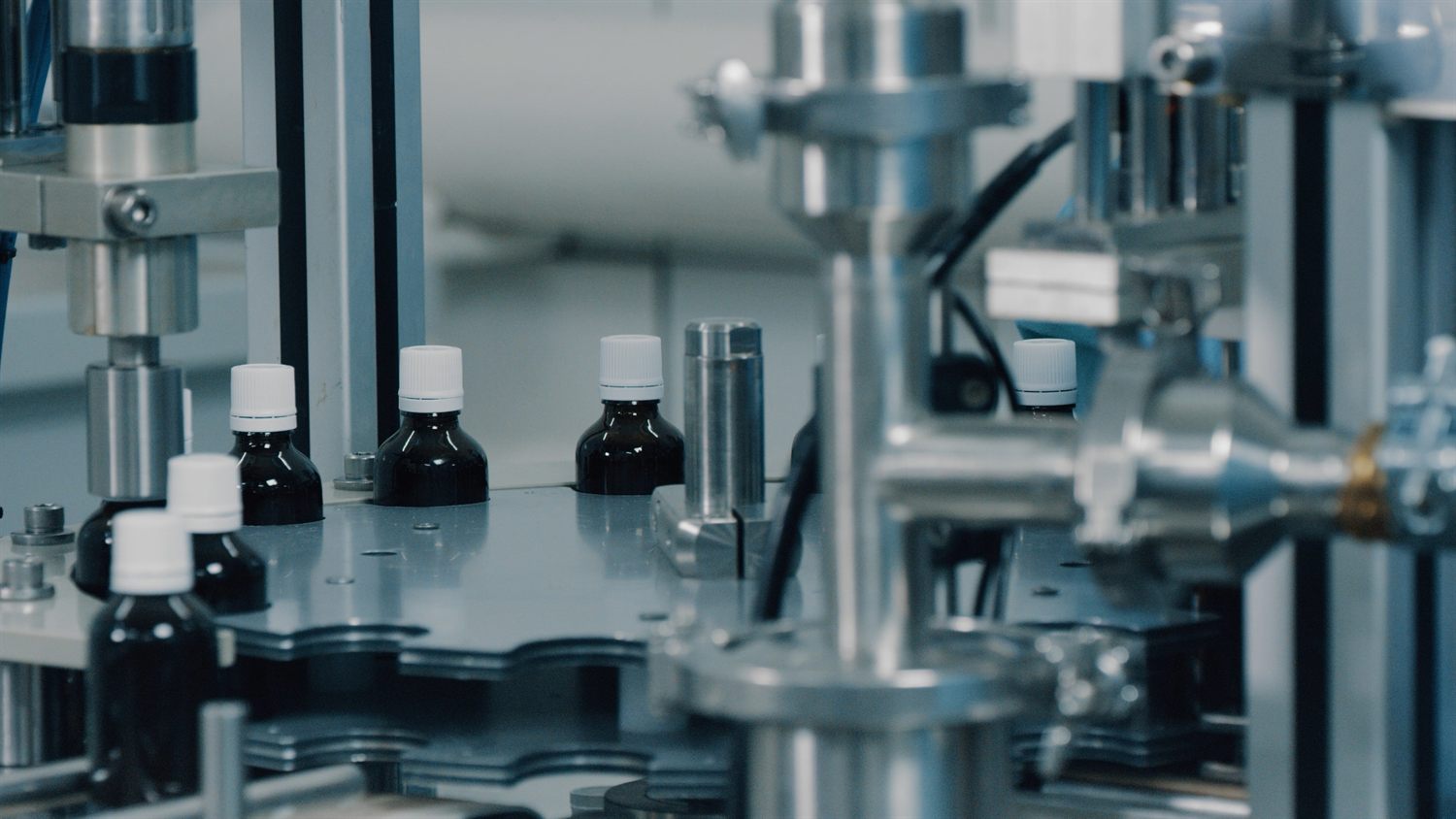 Abfüllmaschine mit Braunglasflaschen in der Fillix-Produktion